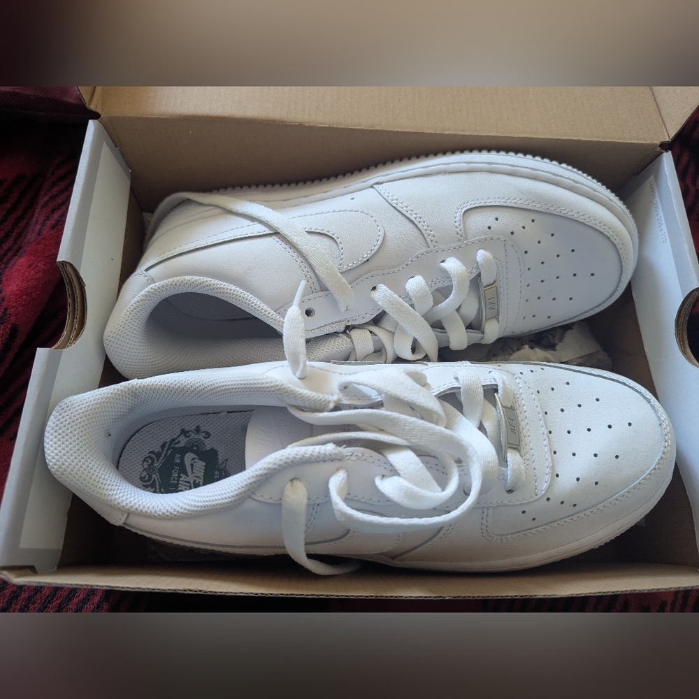 Nike Air Force 1 Youth Size 7 White Sneakers Excellent Condition